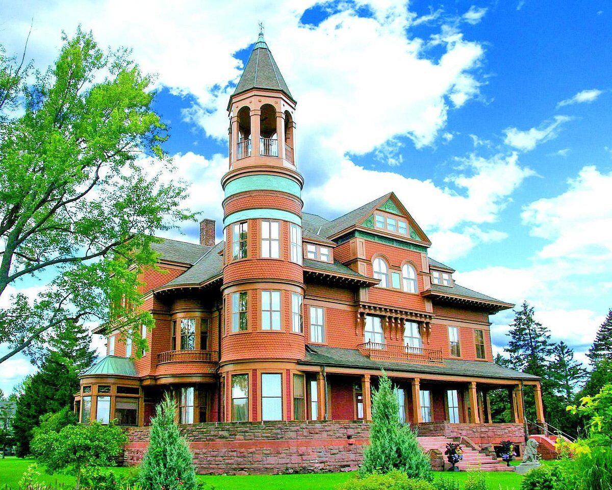 An old house from the late 19th century is called Fairlawn Mansion.