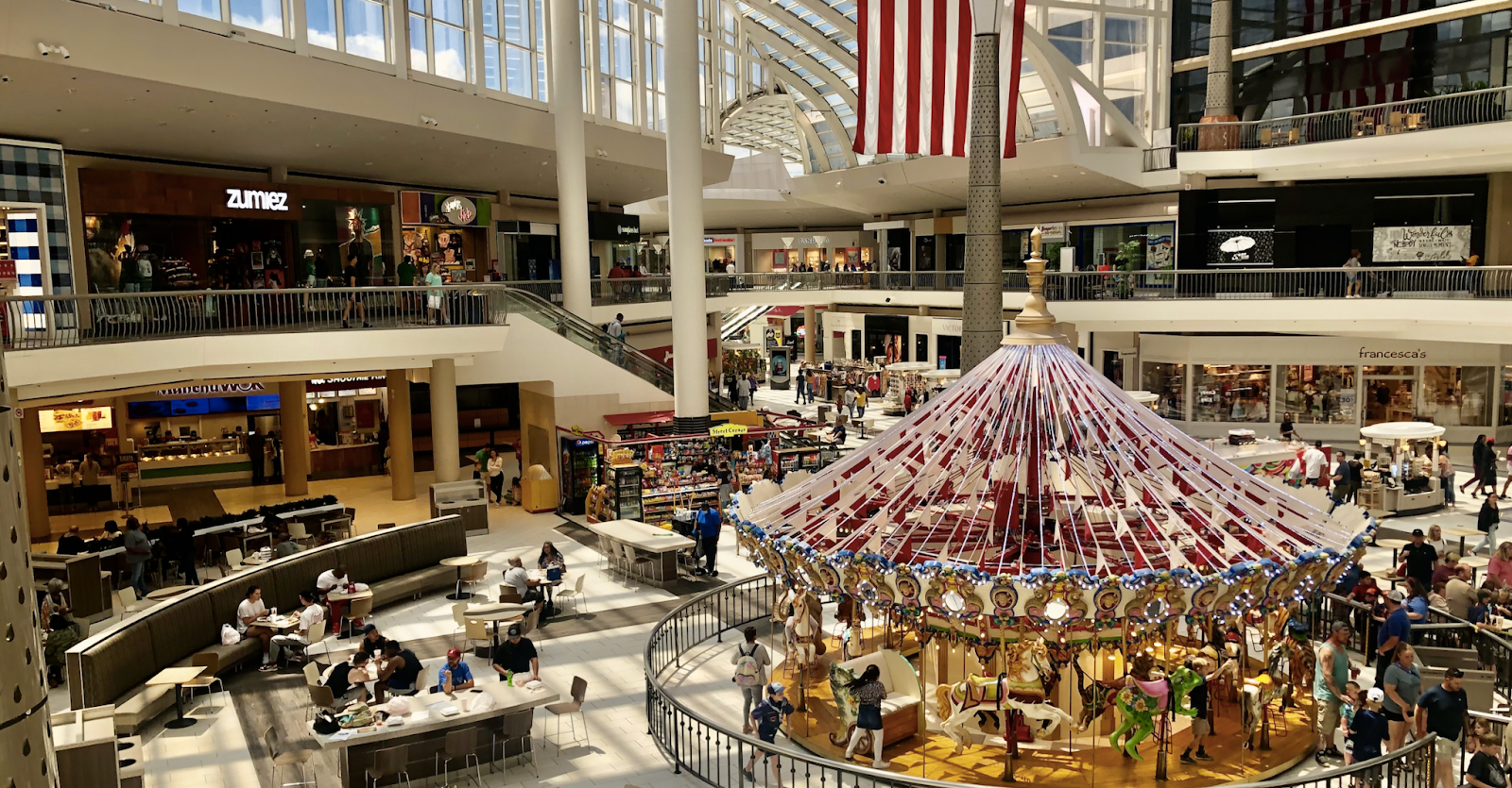 In addition to its many restaurants and shops, the food hall also features a carousel that is a big hit with the mall's younger customers. There is also free WiFi, a place to charge your phone, strollers to rent, a quiet area to sit, security guards to make sure everyone is okay, and more.