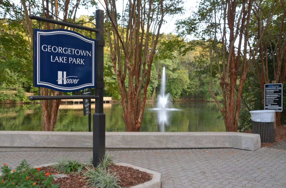 The vistas of the lake and the natural scenery are equally stunning from this verdant area. Also available are picnic tables, fire pits, and a vast play area. When the weather is nice, it's among the best hidden vacation spots in Alabama to wander down, unwind, and enjoy the outdoors.