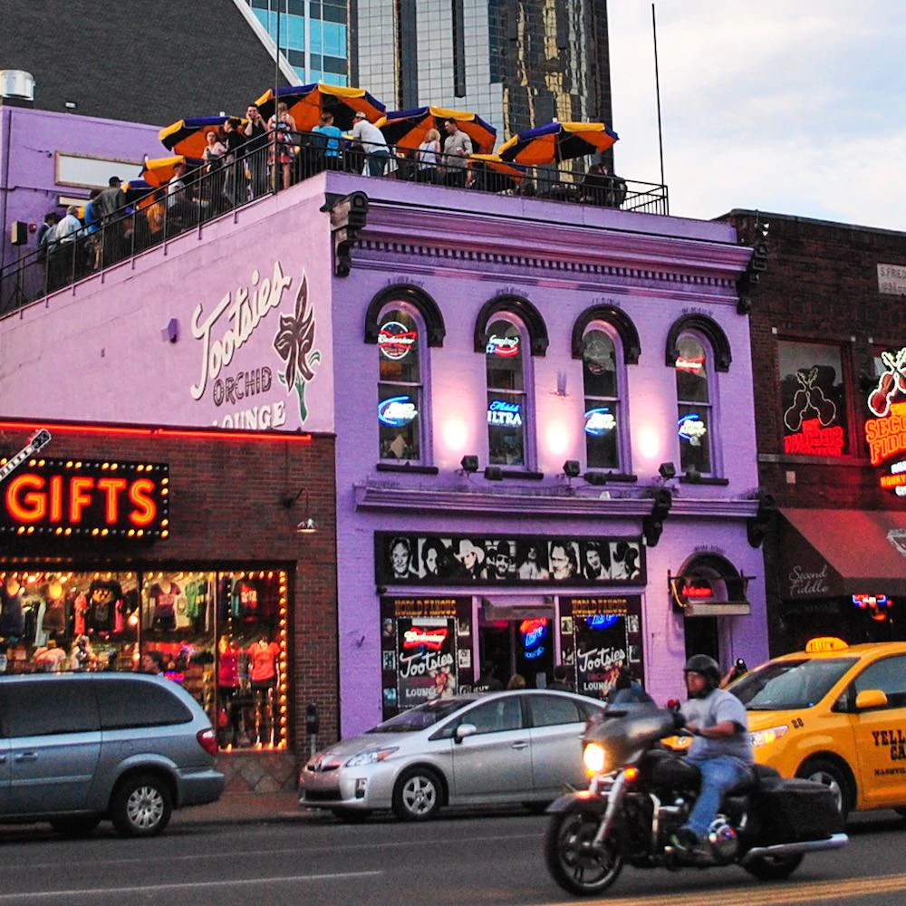 Front view of the Tootsie’s Orchid Lounge - what time do bars close in nashville