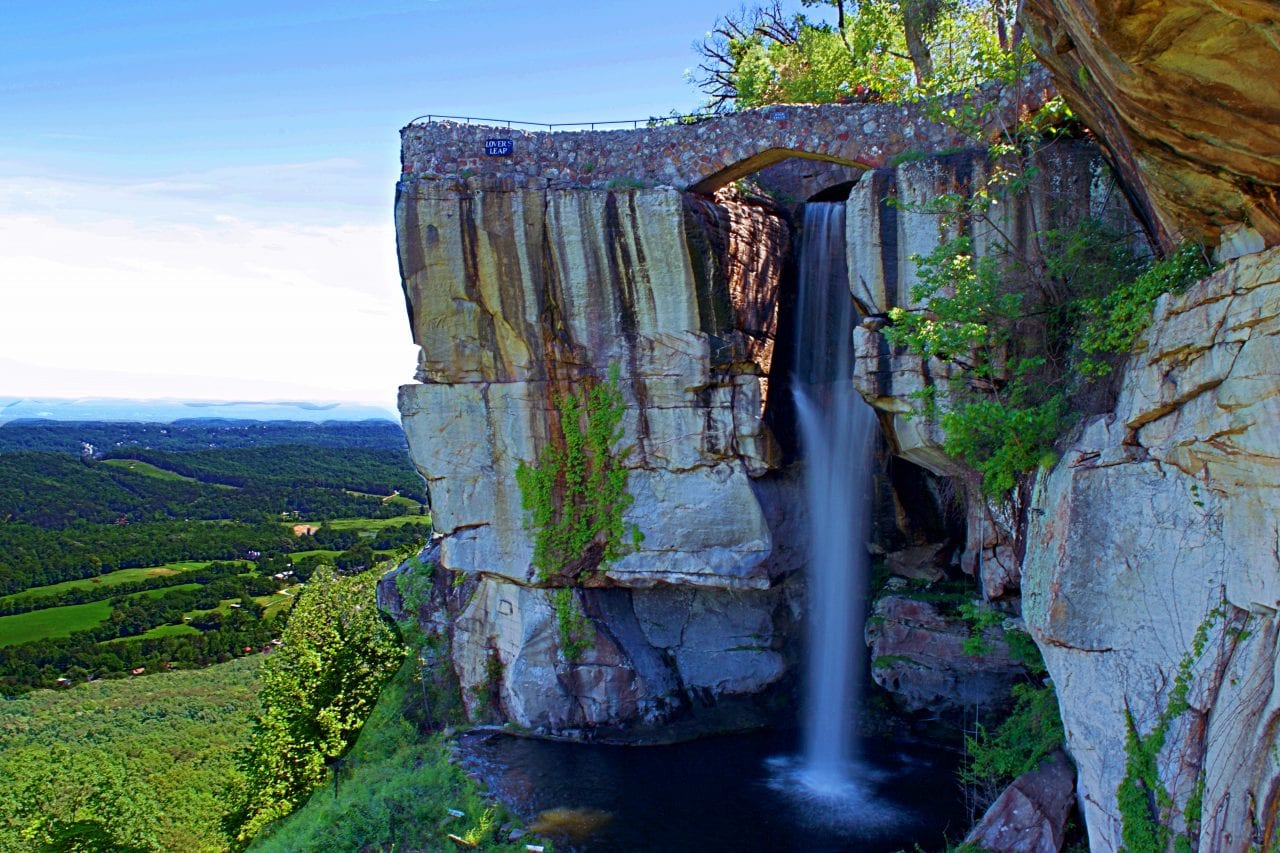Lover's Leap is among the neighborhood's most romantic destinations, despite its tragic history. On Hoover's Shades Crest Road, the site is the setting for numerous touching love poems and has a background steeped in romance.