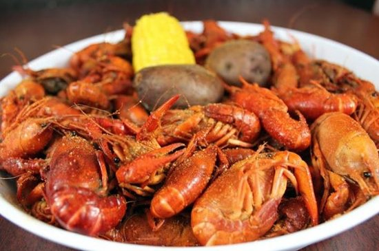 Favorites include the Cajun crawfish dish, charred croc nibbles, seafood gumbo bayou bowl, and crab cake shrimp alfredo. Definitely, a place to try if you're a food traveler.